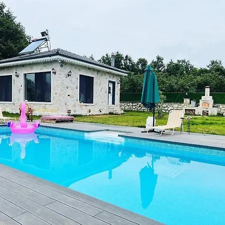 Medasuite Stone House With Pool And Jacuzzi וילה