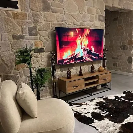 וילה Medasuite Stone House With Pool And Jacuzzi *