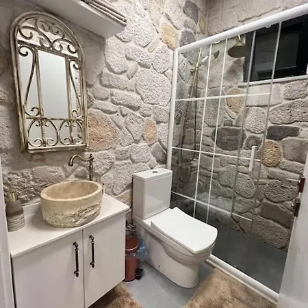 Medasuite Stone House With Pool And Jacuzzi וילה