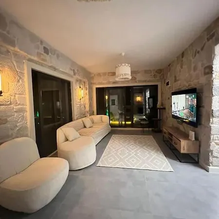 Medasuite Stone House With Pool And Jacuzzi וילה *