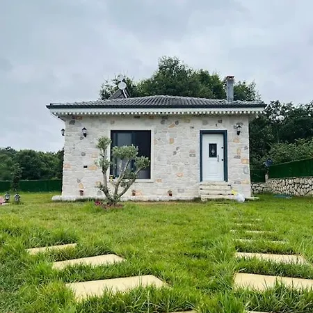 Medasuite Stone House With Pool And Jacuzzi וילה