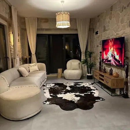 Medasuite Stone House With Pool And Jacuzzi וילה *