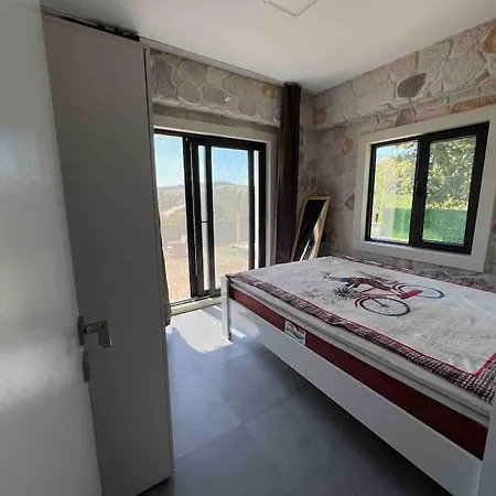 Medasuite Stone House With Pool And Jacuzzi וילה *