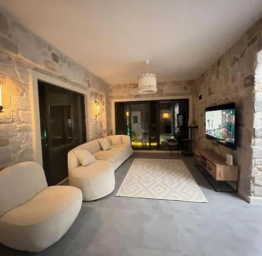 Medasuite Stone House With Pool And Jacuzzi Villa *